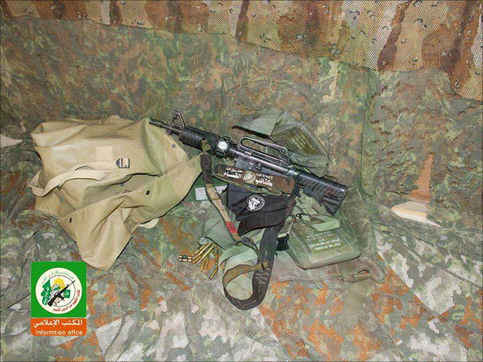‪سلاح جندي إسرائيلي قتلته كتائب القسام‬ سلاح جندي إسرائيلي قتلته كتائب القسام (المكتب الإعلامي لحركة حماس)