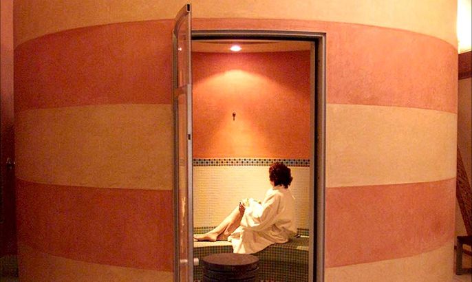 ZUR200 - 20010130 - ZUERICH, SWITZERLAND : A hotel guest makes use of the sauna in the first hotel for women only called "Hotel Lady's first" in Zurich on Thursday, 01 February 2001. The Hotel has a turkish bath and is specially planned for business women who want to have a relaxing stay in Zurich, Switzerland. EPA