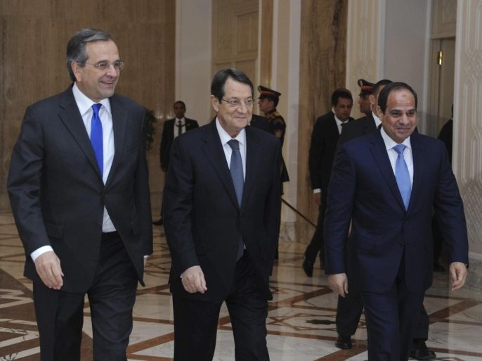 Egyptian President Abdel Fattah al-Sisi (R), Greek Prime Minister Antonis Samaras (L) and Cyprus President Nicos Anastasiades walk following their meeting in Cairo November 8, 2014. Egypt, facing its worst power crisis in decades, on Saturday pledged greater energy cooperation with Greece and Cyprus, a diplomatic move that opened up the possibility of progress in talks to import natural gas from Cyprus. REUTERS/The Egyptian Presidency/Handout via Reuters (EGYPT - Tags: POLITICS ENERGY BUSINESS) ATTENTION EDITORS - THIS PICTURE WAS PROVIDED BY A THIRD PARTY. REUTERS IS UNABLE TO INDEPENDENTLY VERIFY THE AUTHENTICITY, CONTENT, LOCATION OR DATE OF THIS IMAGE. FOR EDITORIAL USE ONLY. NOT FOR SALE FOR MARKETING OR ADVERTISING CAMPAIGNS. NO SALES. NO ARCHIVES