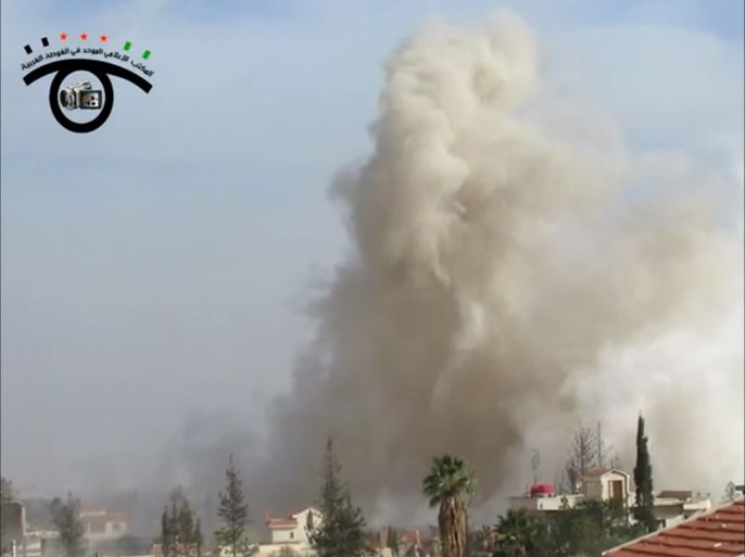 الطيران المروحي السوري يلقي برميلين متفجرين على مخيم خان الشيح بريف دمشق