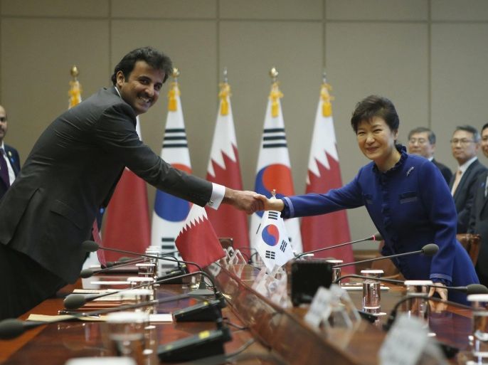 Qatar's Emir Sheikh Tamim bin Hamad al-Thani (L) shakes hands with South Korean President Park Geun-hye before their meeting at the Presidential Blue House in Seoul November 5, 2014. REUTERS/Kim Hong-Ji (SOUTH KOREA - Tags: POLITICS)