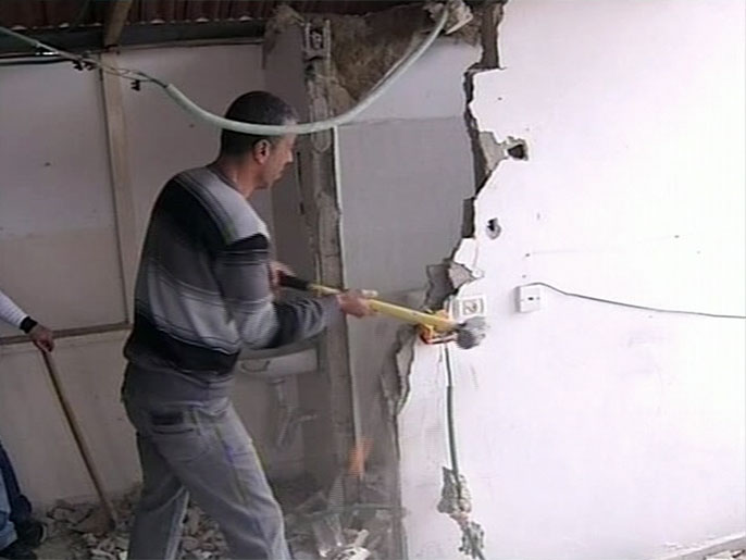 ‪فلسطيني بالقدس يهدم منزله تفاديا لدفع تكاليف الهدم‬ (الجزيرة-أرشيف)