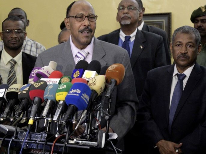Sudanese Defence Minister Abdelrahim Mohamed Hussein gives a press conference at Khartoum airport on March 20, 2013 following his return from Addis Ababa. AFP PHOTO / EBRAHIM HAMID