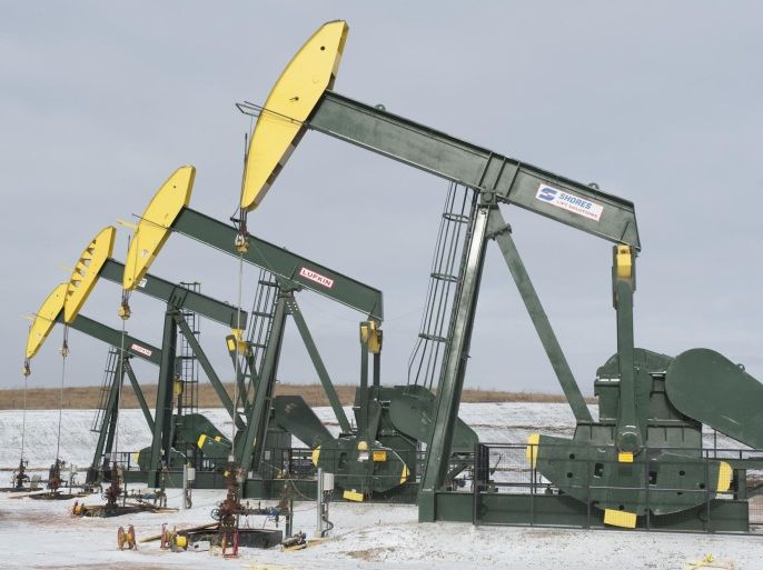 Pumpjacks taken out of production temporarily stand idle at a Hess site while new wells are fracked near Williston, North Dakota November 12, 2014. Falling oil prices have yet to spoil North Dakota's party, with billions of investment dollars still flowing for new wells and pipelines, apartments and shopping centers, a tacit bet the third energy boom in the state's history is just getting started. Picture taken November 12, 2014. REUTERS/Andrew Cullen (UNITED STATES - Tags: BUSINESS COMMODITIES ENERGY)