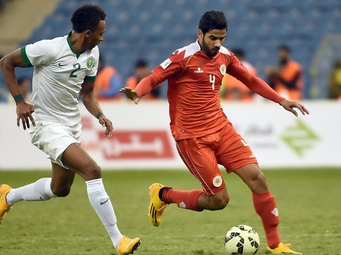 Saudi player Saeed al-Mowalad (L) and Bahrain's Sayed Dhiya fight for the ball during their Gulf Cup Group A football match at the King Fahad International Stadium in Riyadh on November 16, 2014. AFP PHOTO/FAYEZ NURELDINE