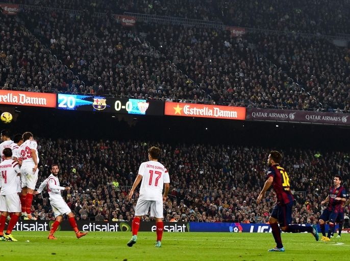 BARCELONA, SPAIN - NOVEMBER 22: Lionel Messi of FC Barcelona scores the opening goal during the La Liga mach between FC Barcelona and Sevilla FC at Camp Nou on November 22, 2014 in Barcelona, Spain.