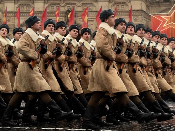 Wearing World War II-era uniform of the Red Army troops, Russian soldiers take part in the military parade on the Red Square in Moscow on November 7, 2014. Russia marked today the 73d anniversary of the 1941 historical parade, when the Red Army soldiers marched to the front line from the Red Square, as Nazi German troops were just a few kilometers from Moscow. AFP PHOTO/KIRILL KUDRYAVTSEV