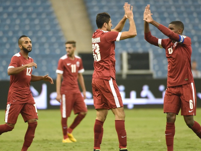 لاعبو قطر يحتفلون بهدف التعادل أمام السعودية (غيتي/الفرنسية)