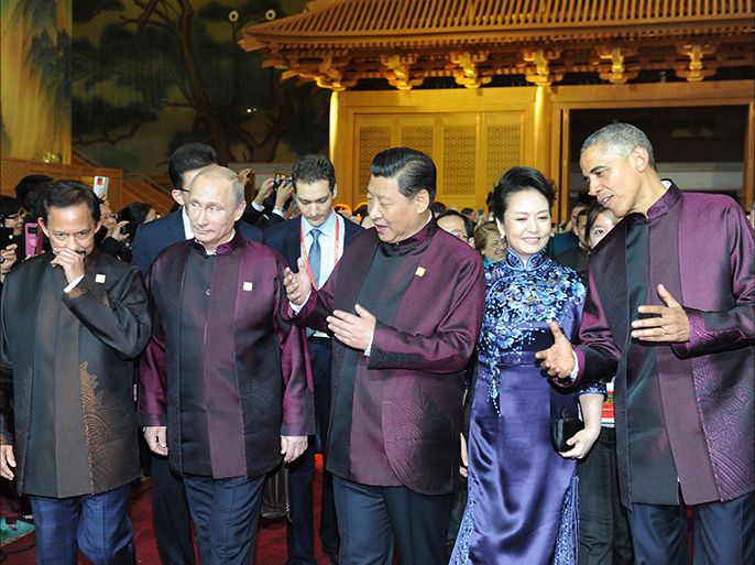 epa04484023 Participants of APEC 2014 summit: Brunei Darussalam Sultan Hassanal Bolkiah (L), Russian President Vladimir Putin (2-L), Chinese President Xi Jinping, (C), with his wife, Peng Liyuan (2-R) and US President Barack Obama (R) arrive for the ceremonial reception held for members of the APEC Economic Leaders' Meeting by Chinese President Xi Jinping and Peng Liyuan in Beijing, China, 10 November 2014