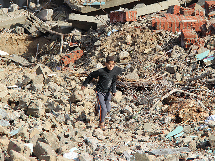 ‪طفل في رفح المصرية بعد تدمير منزل ذويه‬ (الجزيرة)