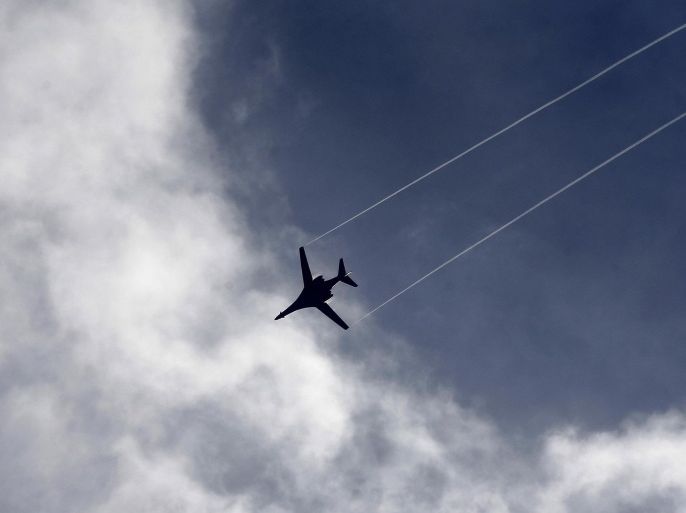 A U.S. Air Force B-1 bomber aircraft flies over the Syrian town of Kobani, as seen from the Mursitpinar crossing on the Turkish-Syrian border in Sanliurfa province, following an air strike November 15, 2014 . REUTERS/Osman Orsal (TURKEY - Tags: POLITICS MILITARY CONFLICT TRANSPORT)