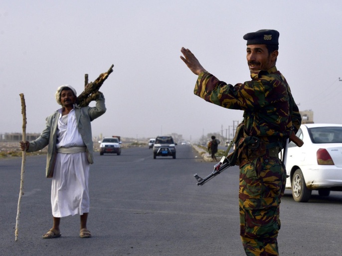 ‪(غيتي إيميجز)‬ جندي يمني ومسلح حوثي على الطريق إلى محافظة عمران