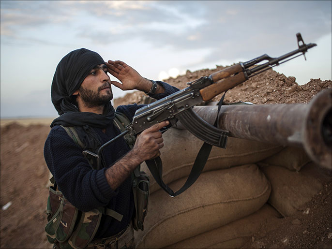 ‪أحد المقاتلين الأكراد في الحسكة التي تشهد معارك عنيفة مع تنظيم الدولة‬ (الفرنسية)
