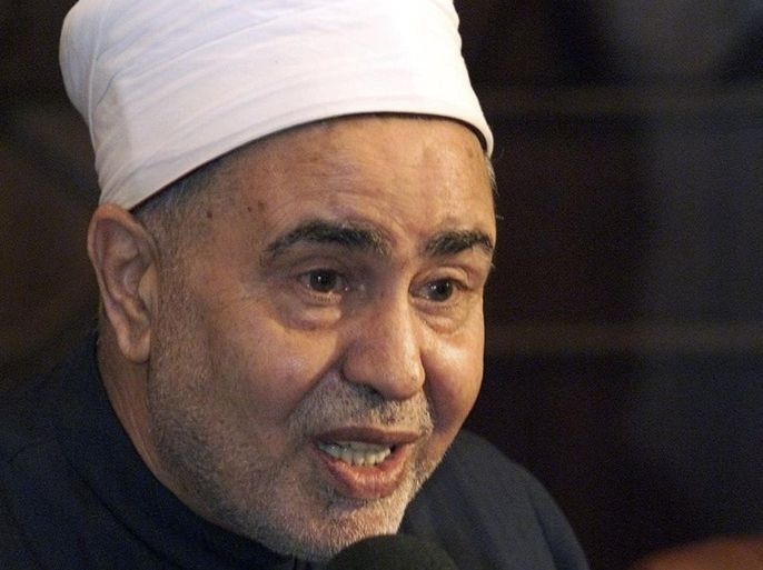 Sheikh Mohamed Sayed Tantawi, the head of Egypt's most prestigious seat of Islamic learning al Azhar, addresses a news conference in Cairo in this September 17, 2001 file photo. Tantawi died of a heart attack on Wednesday during a visit to Saudi Arabia, religious officials at al-Azhar said. He was 81.