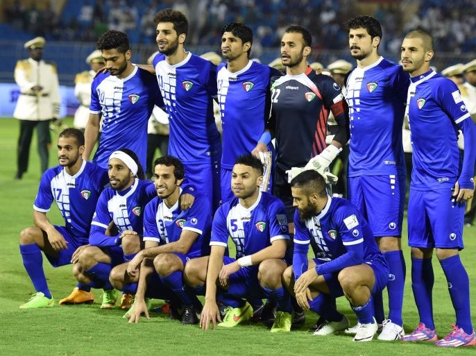 Kuwait's team pose for a team photo prior to their Group B Gulf Cup football match against Oman at the Prince Faisal bin Fahad stadium in Riyadh on November 20, 2014. Oman won the match 5-0. AFP PHOTO/ FAYEZ NURELDINE