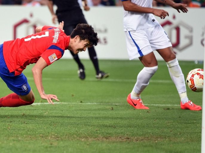 South Korea's Son Heung Min heads home to score against Uzbekistan during their quarter-final football match at the AFC Asian Cup in Melbourne on January 22, 2015. AFP PHOTO / William WEST --IMAGE RESTRICTED TO EDITORIAL USE - STRICTLY NO COMMERCIAL USE--