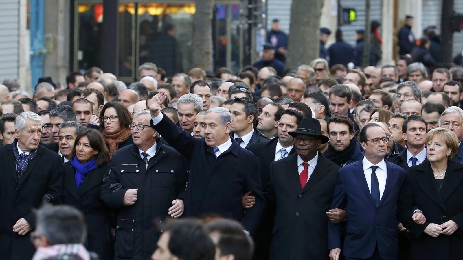 الرئيس فرانسوا هولاند (يمين) وقادة الدول المشاركين في مسيرة 11 يناير/كانون الثاني 2015 بباريس بعد حادثة شارلي إيبدو (رويترز)