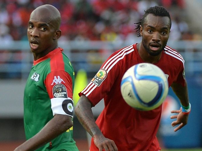 Equatorial Guinea's midfielder Javier Balboa (R) challenges Burkina Faso's midfielder Charles Kabore during the 2015 African Cup of Nations group A football match between Equatorial Guinea and Burkina Faso in Bata on January 21, 2015. AFP PHOTO / KHALED DESOUKI