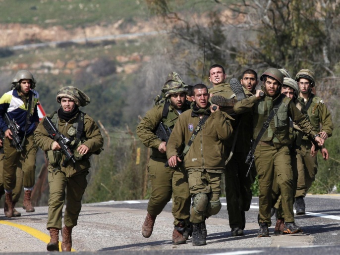 ‪جنود إسرائيليون يحملون أحد الجرحى جراء الهجوم على دورية إسرائيلية بمزارع شبعا‬ جنود إسرائيليون يحملون أحد الجرحى جراء الهجوم على دورية إسرائيلية بمزارع شبعا (غيتي إيميجز)