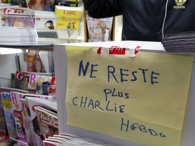 لافتة بإحدى المكتبات الفرنسية تشير إلى نفاد عدد تشارلي إيبدو الجديد (رويترز)