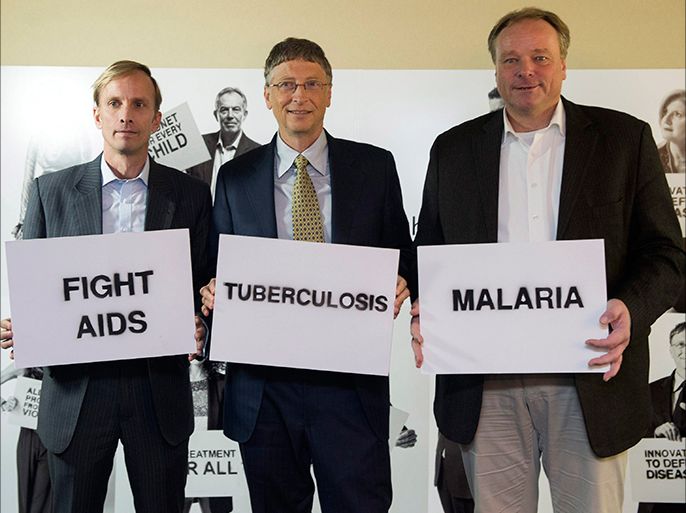 epa03553669 Mark R. Dybul, Executive Director, The Global Fund to Fight AIDS, Tuberculosis and Malaria, (L) Bill Gates, Co-Chairman of the Bill & Melinda Gates Foundation, (C) and Dirk Niebel, Federal Minister of Economic Cooperation and Development of Germany, (R) pose during a photocall on the Global Fund to Fight AIDS, Tuberculosis and Malaria during the 43rd Annual Meeting of the World Economic Forum (WEF) in Davos, Switzerland, 23 January 2013. The overarching theme of the meeting, which takes place from 23 to 27 January 2013, is 'Resilient Dynamism'. EPA/JEAN-CHRISTOPHE BOTT
