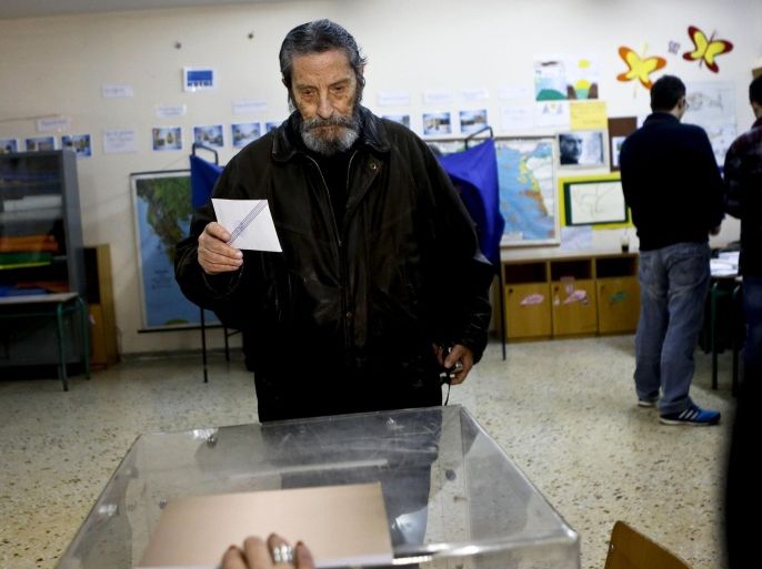 A man prepares to cast his vote for the Greek parliamentary elections in Athens, January 25, 2015. REUTERS/Alkis Konstantinidis (GREECE - Tags: POLITICS ELECTIONS)