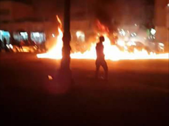 مراسل الجزيرة نت: المتظاهرون في العريش يكسرون حظر التجوال ويشعلون النيران بالعريش في وجه القوات المصرية.