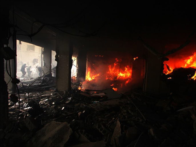 ‪الحرائق الناجمة عن القصف تلتهم بناية سكنية‬ (الجزيرة نت)