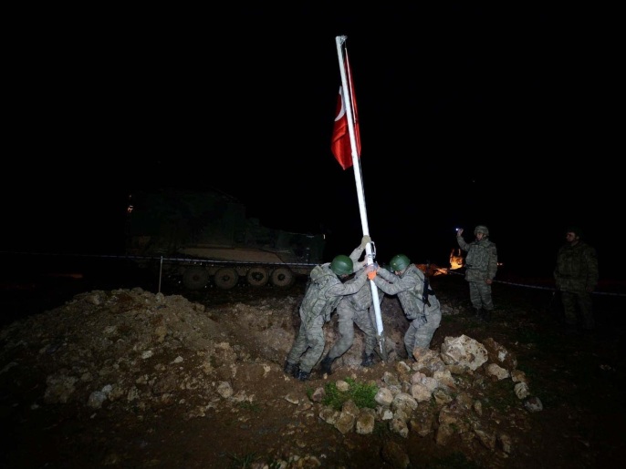 جنود يرفعون العلم التركي بمنطقة آشمة السورية تمهيدا لنقل رفات سليمان شاه إليها