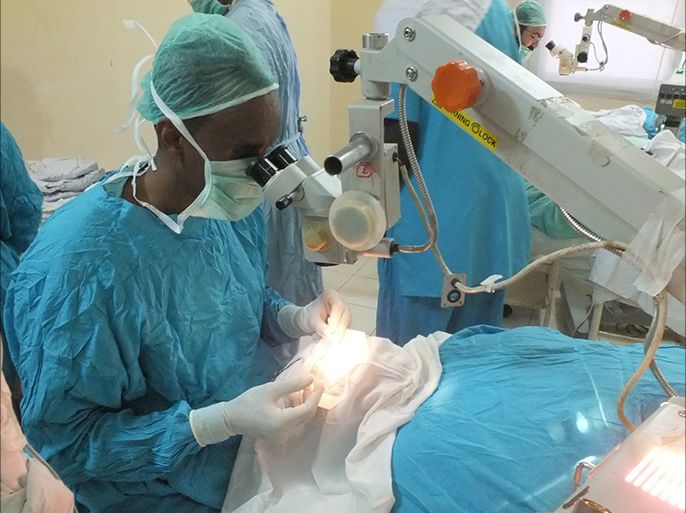 أطباء مؤسسة النور ومؤسسة البصر العالمية خلال قيامهم بإجراء عمليات جراحية في مستشفى النور بمقديشو.