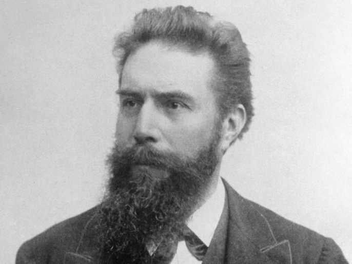 ‪اكتشف رونتغن أشعة إكس صدفة عام 1895‬ (ويكيبيديا)