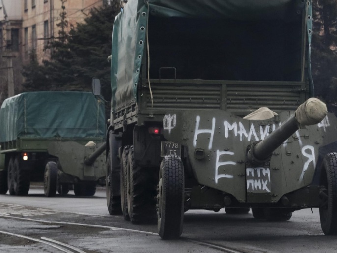 سيارات عسكرية أوكرانية أثناء سحبها أسلحة ثقيلة من شرق البلاد (الأوروبية)
