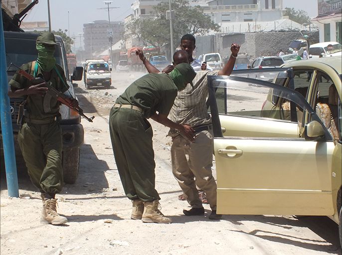 عملية تفتيش للسيارات والأشخاص نفذتها قوات الأمن في بعض الشوارع بمقديشو 18 فبراير 2015(الجزيرة نت).