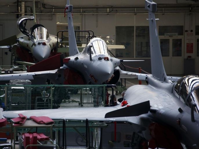 View of the assembly line of the Rafale jet fighter in the factory of French aircraft manufacturer Dassault Aviation in Merignac near Bordeaux, southwestern France, in this January 10, 2014 file photo. France and Egypt have agreed a deal worth more than 5 billion euros ($5.7 billion) for the sale of Dassault Aviation-built Rafale fighter jets, a naval frigate and missiles, a French source close to the matter said on Thursday February 12, 2015. Picture taken January 10, 2014. REUTERS/Benoit Tessier/Files (FRANCE - Tags: TRANSPORT MILITARY BUSINESS)