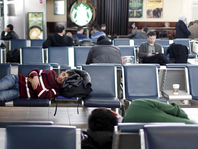 ‪مسافرون بمطار إسطنبول‬ ينتظرون (الأوروبية)