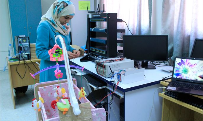 السرير الذكي.. إبداع فلسطيني لمساعدة الأمهات