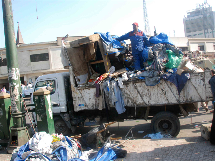 القمامة تنتشر بشوارع مصر (الجزيرة)