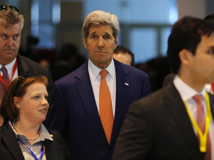 U.S. Secretary of State John Kerry (C) arrives for the opening of the Egypt Economic Development Conference (EEDC) in Sharm el-Sheikh, in the South Sinai governorate, about 550 km (342 miles) south of Cairo, March 13, 2015. Egypt expects to sign agreements worth up to $20 billion at the weekend investment summit in the Red Sea resort of Sharm el-Sheikh, its investment minister said on Friday. REUTERS/Amr Abdallah Dalsh (EGYPT - Tags: POLITICS BUSINESS)
