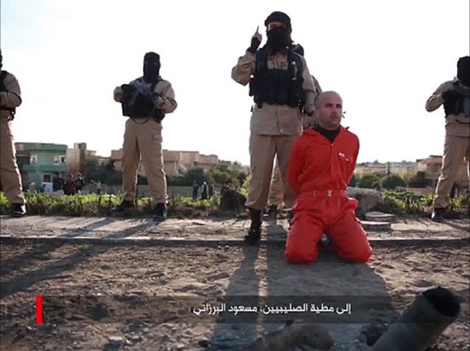 صورة لأحد أسرى البشمركة الثلاثة قبيل إعدامه من قبل تنظيم الدولة بالموصل (مأخوذة من صحيفة الديلي ميل البريطانية)