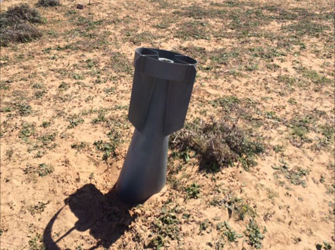 وحدة الذيل من قنبلة عنقودية مصنّف RBK وُجدت خارج مدينة سرت, ليبيا. شوهدت في المناطق المجاورة العديد من الحفر الصغيرة الناجمة عن انفجار الذخيرة صغيرة الحجم. المصدر هيومن رايتس ووتش