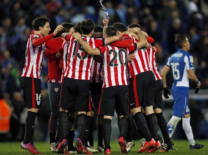 Athletic Bilbao players celebrate defeating Espanyol during their semi-final second leg Spanish King's Cup trophy match, near Barcelona March 4, 2015. REUTERS/Albert Gea (SPAIN - Tags: SPORT SOCCER)