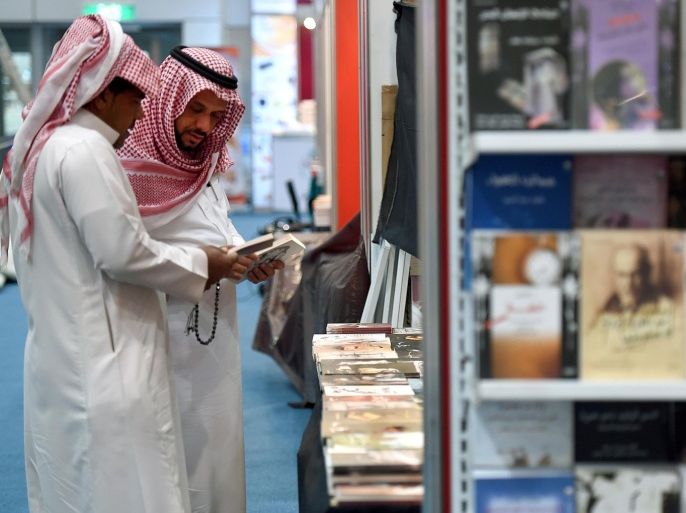 Saudi men browse the annual International Book Exhibition in the capital Riyadh on March 4, 2015. The exhibition features more than 900 publishers as it officially opened today and will continue until March 14. AFP PHOTO / FAYEZ NURELDINE