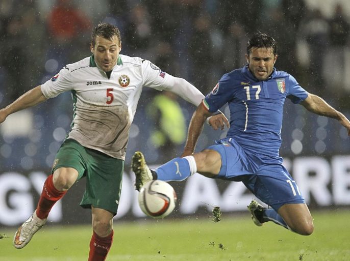 Italy's Eder, right, tries to control a ball next to Bulgaria's Nikolay Bodurov, left, during a Euro 2016, Group H, qualifying match between Bulgaria and Italy at the Vassil Levski stadium in Sofia, Bulgaria, Saturday, March 28, 2015. (AP Photo/Vadim Ghirda)
