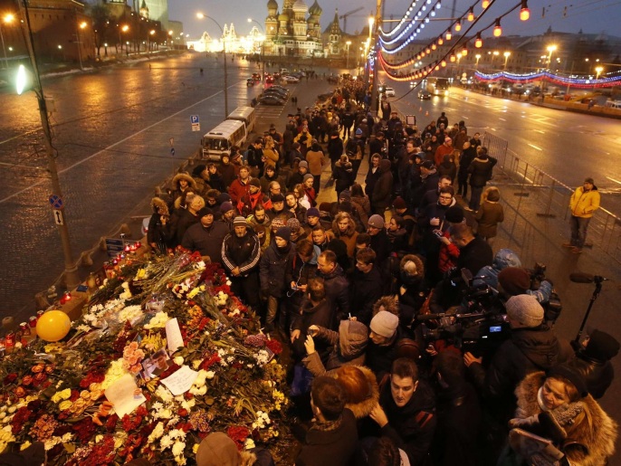 ‪الآلاف خرجوا لتشييع نيمتسوف والتعبير عن استنكارهم لاغتياله‬ (رويترز)