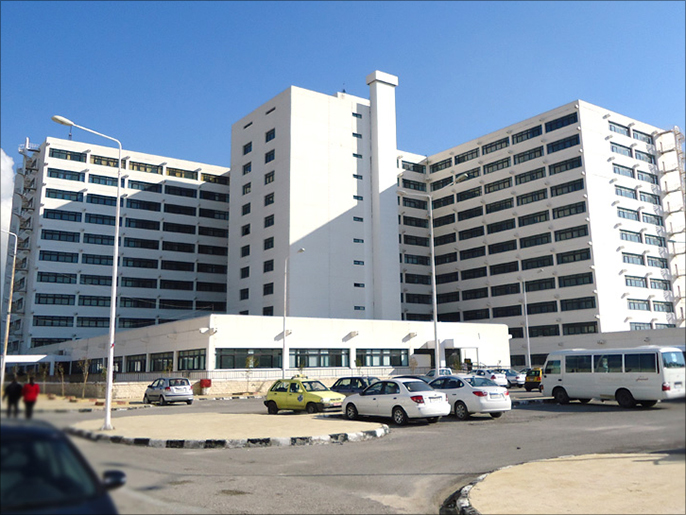 ‪مشفى جامعة تشرين لم يعد يتسع لمصاب جديد‬ (الجزيرة)