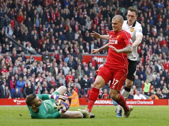Football - Liverpool v Manchester United - Barclays Premier League - Anfield - 22/3/15 Liverpool's Martin Skrtel challenges Manchester United's David De Gea Reuters / Phil Noble Livepic EDITORIAL USE ONLY. No use with unauthorized audio, video, data, fixture lists, club/league logos or "live" services. Online in-match use limited to 45 images, no video emulation. No use in betting, games or single club/league/player publications. Please contact your account representative for further details.
