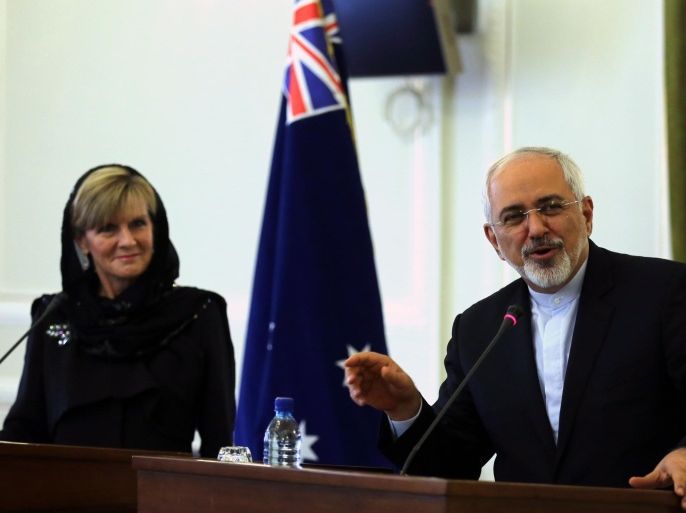 Iranian Foreign Minister Mohammad Javad Zarif (R) and his Australian counterpart Julie Bishop hold a press conference following a meeting in Tehran on April 18, 2015. AFP PHOTO / ATTA KENARE