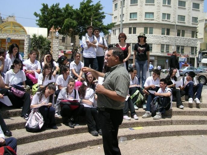 د. جوني منصور مع طلابه خلال جولة في رحاب حيفا الفلسطينية