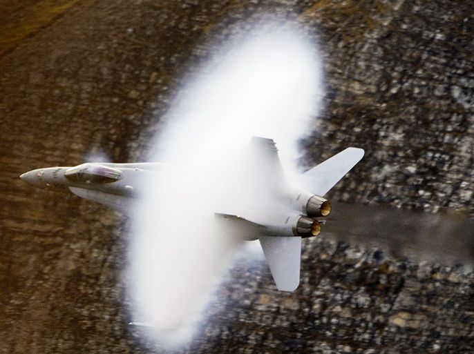طائرة الـ F/A-18 السويسرية خلال خرقها لجدار الصوت - الموسوعة