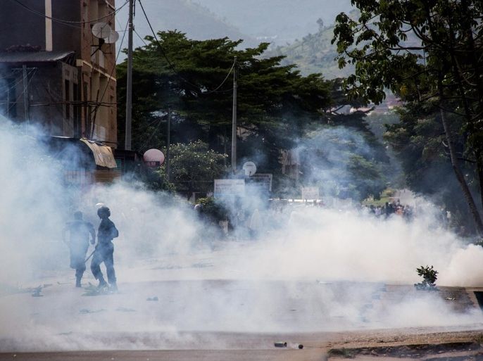 Demonstrators clash with police officers during a protest against President Pierre Nkurunziza's bid for a third term in power in Bujumbura on April 27, 2015. Opposition activists held their second day of protests today against a bid by the central African nation's president to seek a controversial third term in office, witnesses said. AFP PHOTO / LANDRY NSHIMIYE